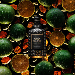 4711 Acqua Colonia Collection Absolue Amber Mandarin liegt zwischen grünen Mandarinen