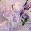4711 Acqua Colonia Freesia & Musk Flakon liegt zwischen Freesien Blumen