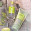 4711 Acqua Colonia Lime & Nutmeg Flakon und Duschgel neben Fenchelblüten und Limette