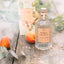 4711 Acqua Colonia White Peach & Coriander Flakon und Duschgel neben Pfirsischen und Eukalyptus