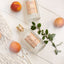 4711 Acqua Colonia White Peach & Coriander Flakons zwischen Pfirsischen