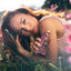 Frau hält 4711 Acqua Colonia Intense Floral Fields of Ireland Flakon in Hand