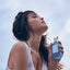 Frau hält 4711 Acqua Colonia Intense Pure Breeze of Himalaya in Hand