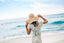 Frau mit Strandhut am Meer
