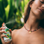 Frau sprüht 4711 Remix Green Oasis