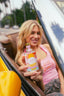 4711 Remix California Feeling Flakon von Model gehalten im Auto