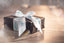 Geschenk mit weiß-blauem 4711 Geschenkband