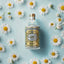 4711 Floral Collection Daisy auf blauem Hintergrund mit Gänseblümchen und weiteren Blümchen