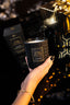 4711 ACQUA COLONIA Collection Absolue Duftkerze in Hand vom Model in weihnachtlichem Hintergrund