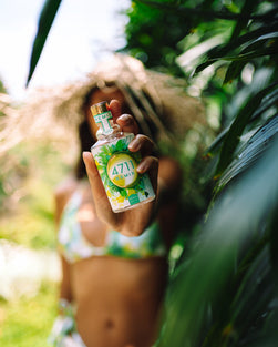 4711 Remix Green Oasis Flakon in Hand