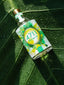 4711 Remix Green Oasis liegt auf grünem Blatt